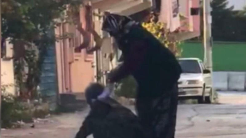 Gəlin küçənin ortasında qayınanasını döydü - FOTO/VİDEO