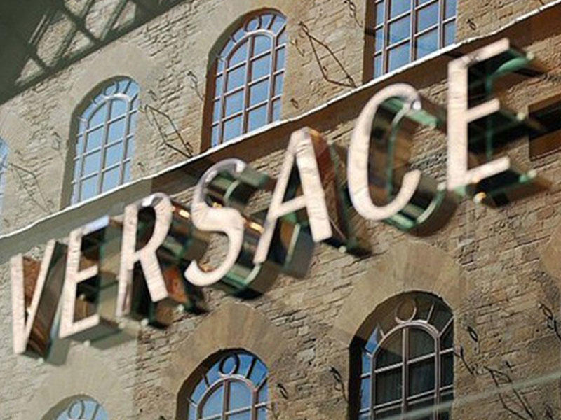 “Versace” modalar evi 2 milyard dollara satışa çıxarılır