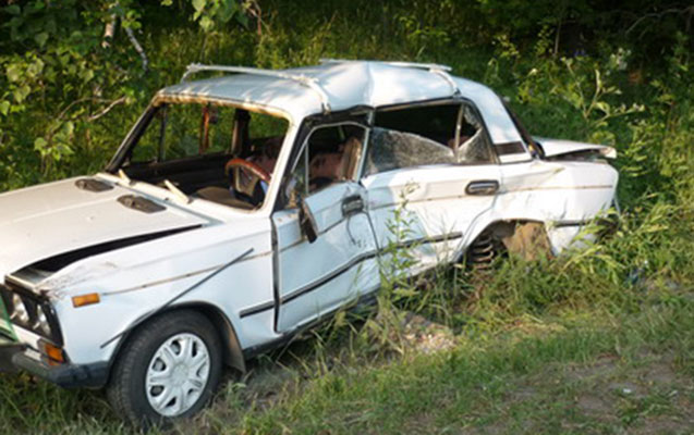 Sükan arxasında yatan sürücü qəza törətdi - 2 yaralı