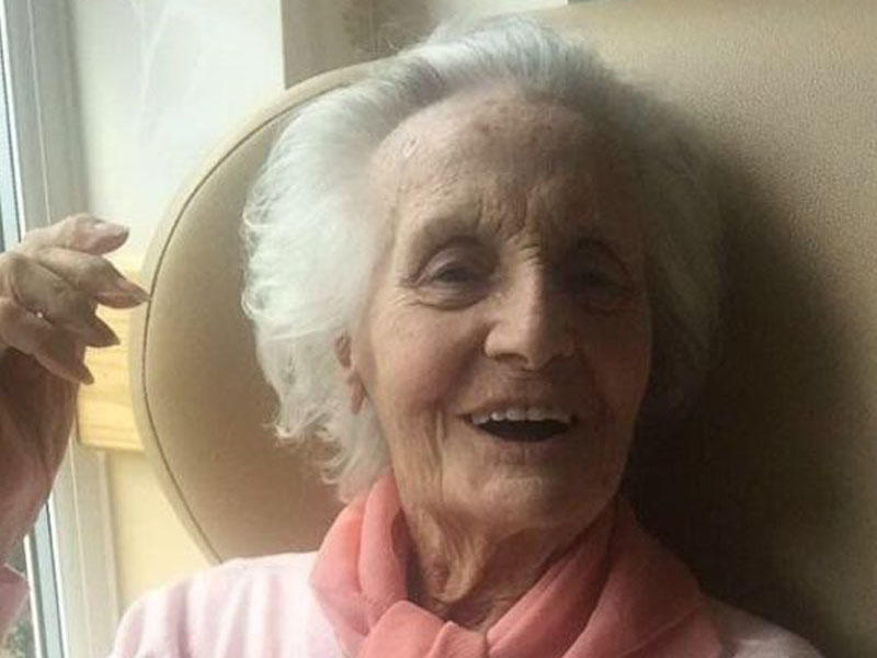 Nəvə xəstə nənəsinin boğazını kəsdi -