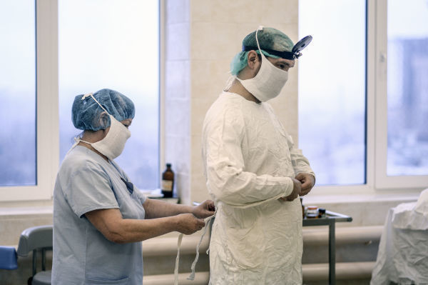 Həkim əməliyyatdan sonra xəstəni zorladı