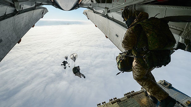 Rusiya zavodu onuncu ildir ki, Bakıda paraşütlərini nümayiş etdirir