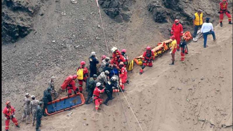 Avtobus uçuruma yuvarlanıb: 21 ölü var - FOTO