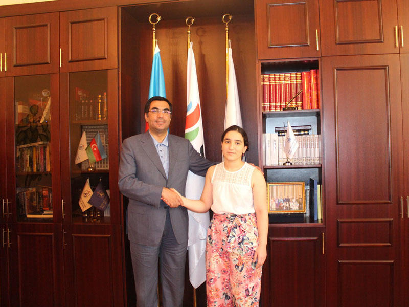 700 bal toplayan gənc: 