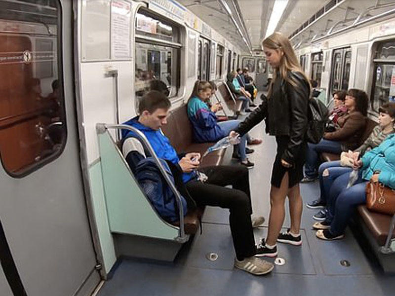 Metroda ayaqlarını aralayıb oturanlar peşman edildilər - VİDEO - FOTO