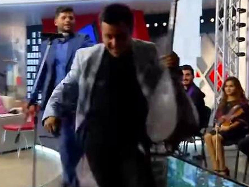 Canlı yayımda studiyada ilan görən Aqşin sazını da götürüb qaçdı - VİDEO