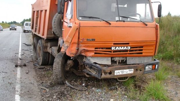 Ələtdə “KamAZ” yol ayırıcısına çırpıldı, sürücü öldü