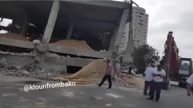 Bakıda yeni tikilən bina çökdü - VİDEO