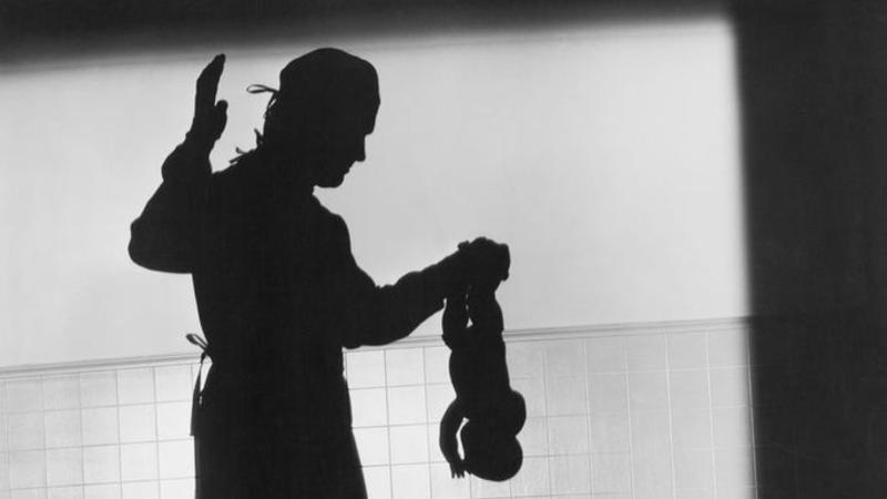 Ölən körpə morqda dirildi - Şok olay