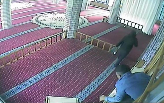 Əvvəl namaz qıldılar, sonra nəzir qutusundakı pulu oğurladılar - Video