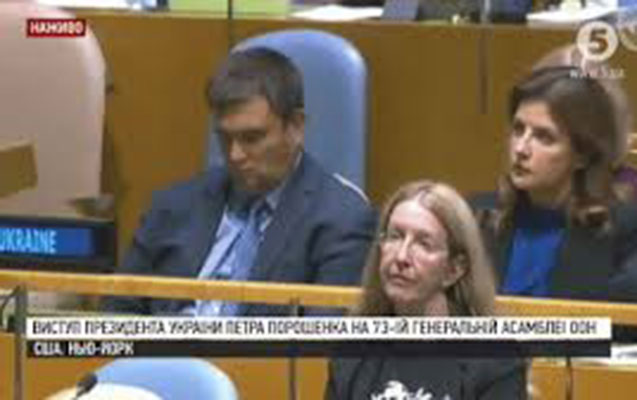 Nazir prezidentin çıxışı zamanı yatdı - Video