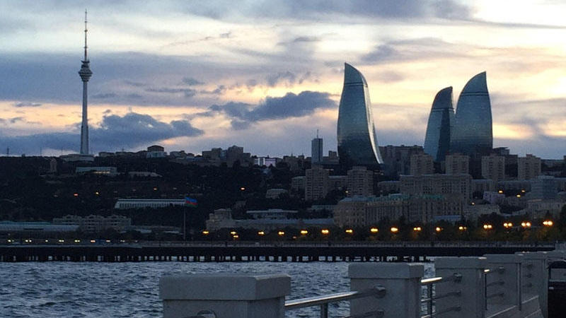 Bakı bulvarında gənc qız sevdiyi oğlana görə BUNU ETDİ