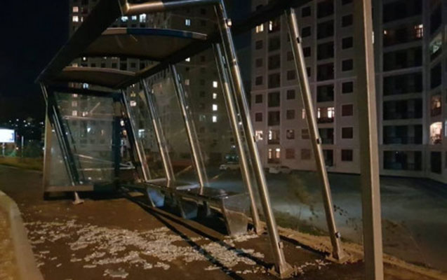 Güclü külək yeni dayanacağı uçurdu – Video