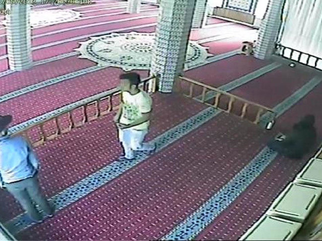 Əvvəlcə namaz qıldılar, sonra da sədəqə qutusundakı pulu oğurladılar - VİDEO - FOTO