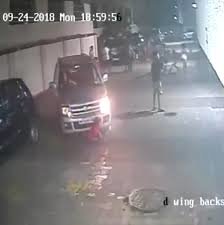 Maşın uşağın üstündən keçdi, o isə ayağa qalxıb... - İnanılmaz görüntülər VİDEODA