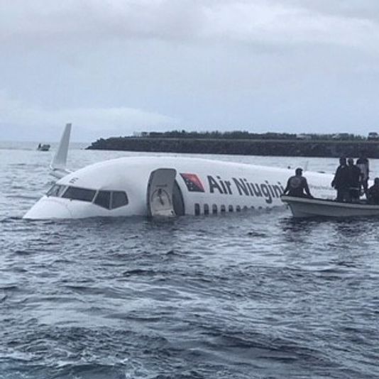 Mikroneziyada sərnişin təyyarəsi okeana düşərək batıb - VİDEO