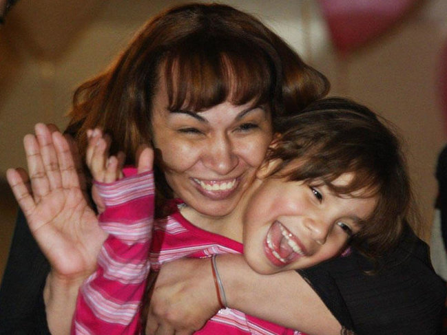 Ana 6 il sonra yanğında ölüb deyilən qızına qovuşdu - Qəmzəsindən tanıyıb