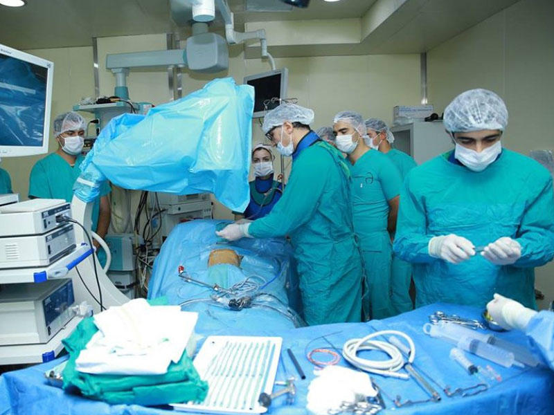 Ürək xəstəsi olan dörd yaşlı uşağın böyrəyindəki daş xaric edilib