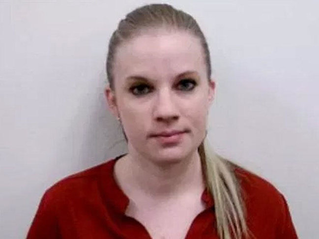 Polislə evli olan müəllim evində iki oğlanla cinsi əlaqədə olarkən tutuldu - FOTO