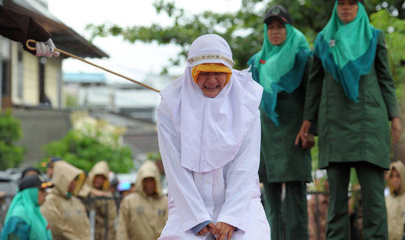 Malayziya məhkəməsi yalnız ananı seksə görə cəzalandırdı