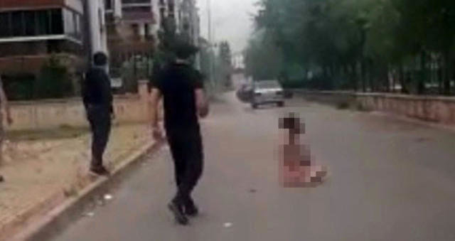 Yolda yanan lüt qızı görənlər dəhşətə gəldilər - VİDEO - FOTO