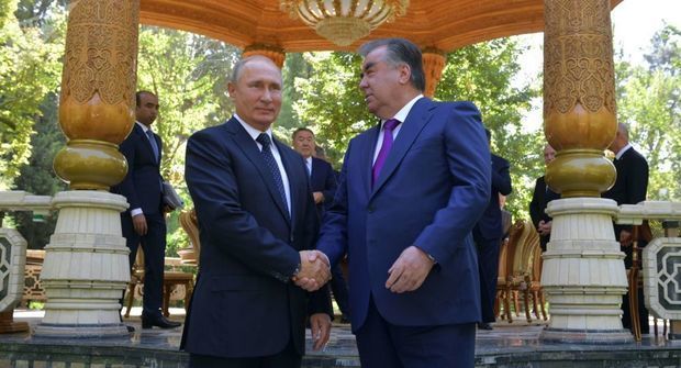 Putin MDB sammitinə Puşkinin kitabı ilə gəldi - VİDEO