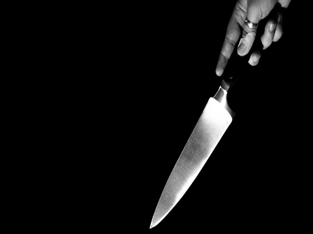 Sevgilisi ilə münasibətdə olan kişiyə 32 bıcaq zərbəsi vurub