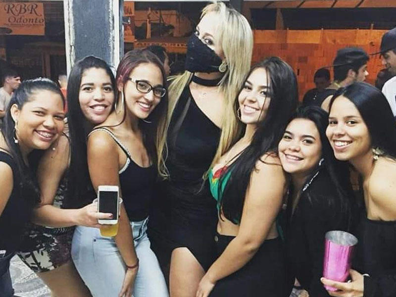 Kim mənə səs versə, sinəsini və ombasını pulsuz böyütdürəcəm - Namizəddən qəribə vəd - FOTO