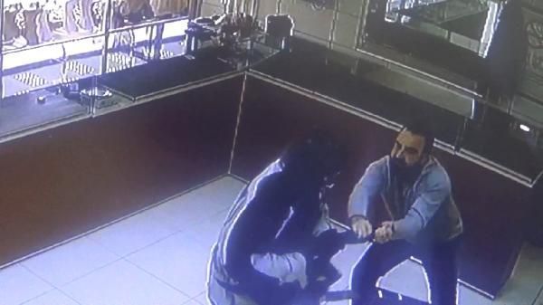 Azərbaycanlı keçmiş qonşusunun dükanına basqın etdi - VİDEO