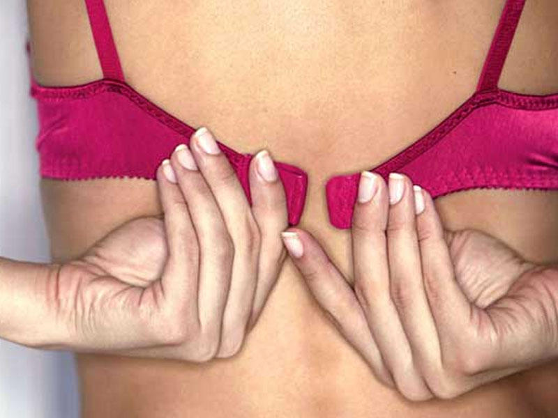 Universitetdə biabırçılıq: birinci kurs qızlarına erotik alt paltarları verirlər - FOTO