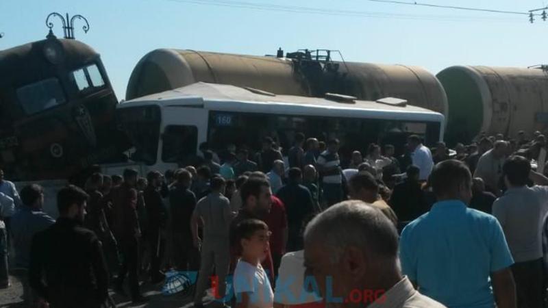 Bakıda DƏHŞƏTLİ QƏZA: sərnişin avtobusu qatarla toqquşdu - VİDEO