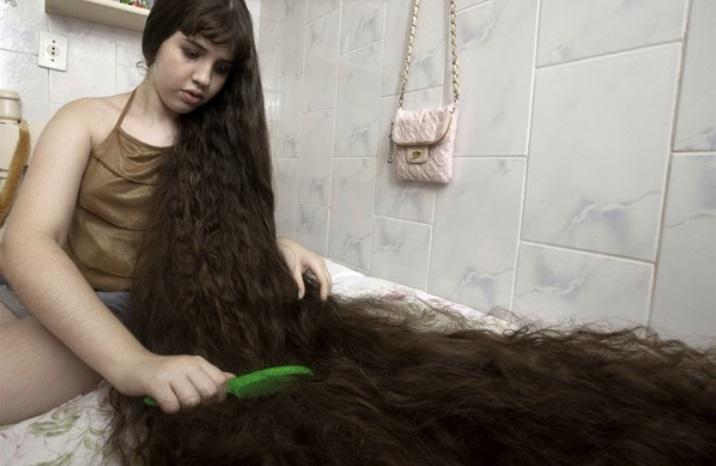 Saçları ilə ailəsinə ev aldı - Fotolar