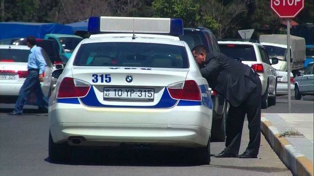 Sürücü yolu kəsdi, yol polisi cərimə etdi - VİDEO