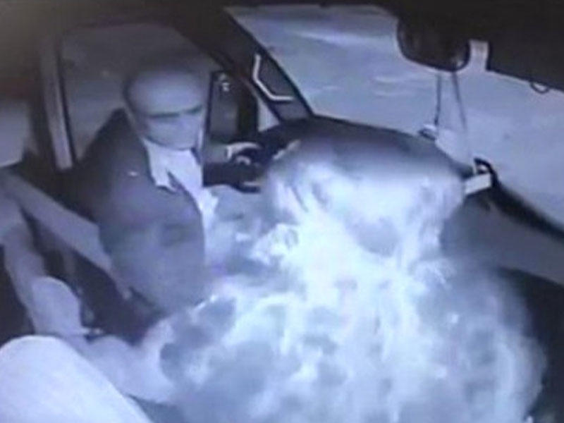 Avtobusda tək qalan qıza 