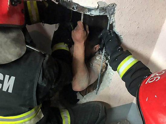 Açarı zibilliyə düşdü, ilişib qaldı - VİDEO