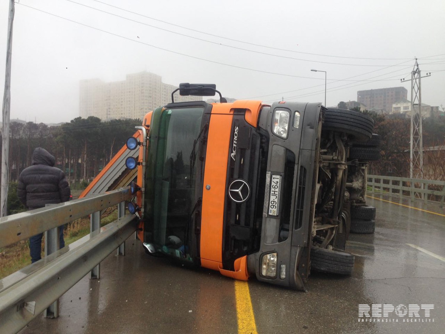Qaxda yük avtomobili yoldan çıxaraq aşıb, iki nəfər xəsarət alıb