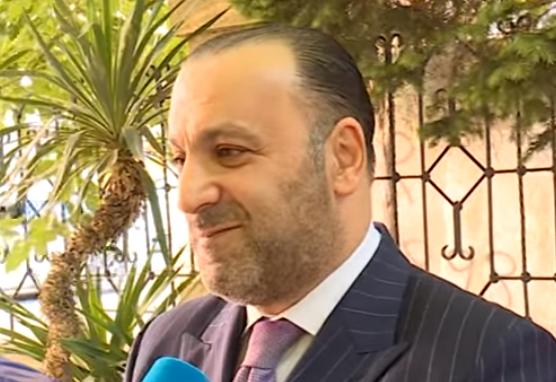 Nazim saç boyayıb, qaş alan kişi müğənniləri tənqid etdi