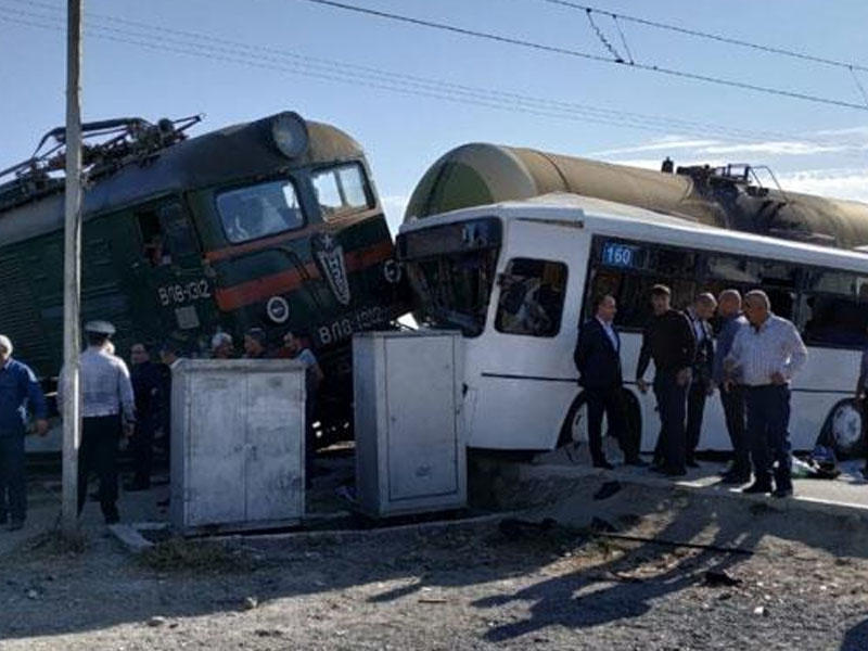 Qatarla toqquşan avtobusdan sərnişinlər belə ÇIXARILDILAR - YENİ VİDEO