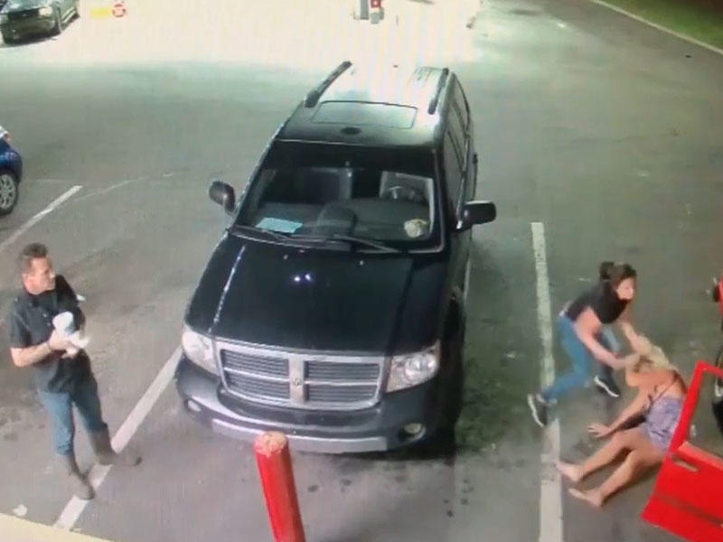 Yanacaqdoldurma məntəqəsində qadınları döyüb, qız uşağını sürüdülər - VİDEO