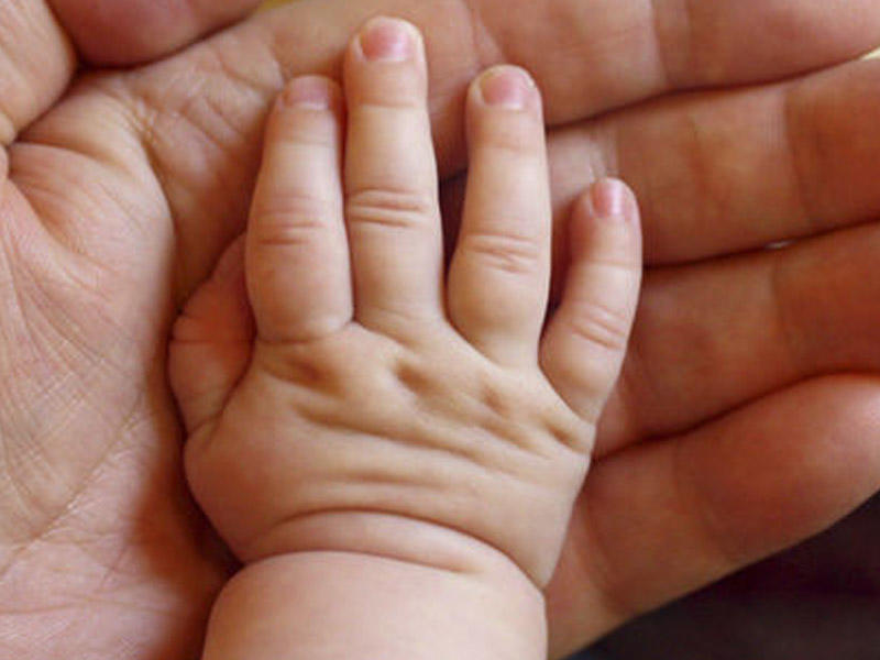 Atanın səhlənkarlığı körpənin ölümünə səbəb oldu