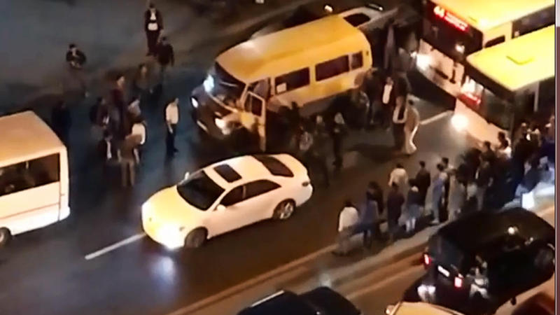 Bakıda sürücülər ƏLBƏYAXA DAVAYA çıxdı, yol bağlandı - VİDEO