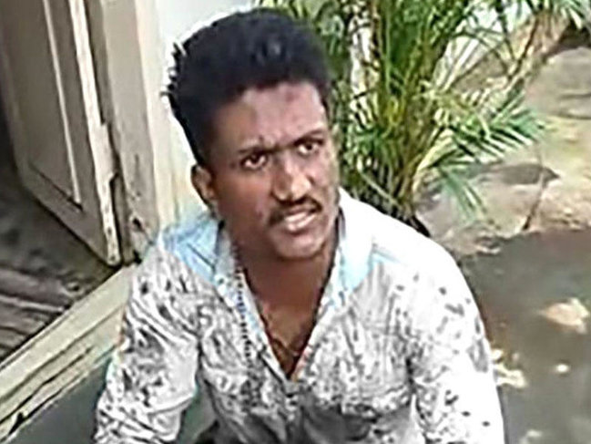 Ana söyüşü qətllə bitdi - Dostunun başını kəsib polisə apardı - FOTO