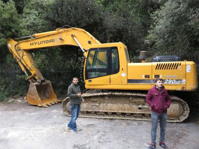 Adnan Oktarın villasını sökməyə başladılar - Fotolar