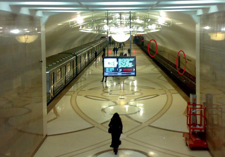 Stansiyada perronla üzbəüz divarda - kiçik qapının nə olduğunu bilirsinizmi?