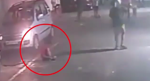 Avtomobilin altında qalan uşaq hər kəsi şoka saldı - VİDEO