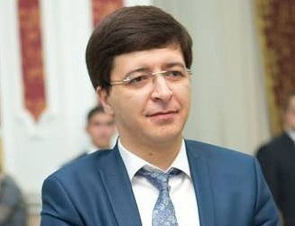 Deputat məmurları yıxıb-sürüdü