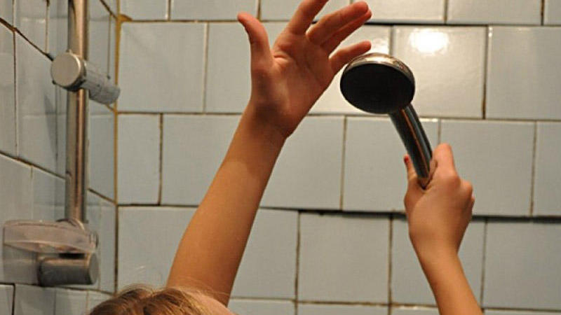 24 illik arvadını gənc oğlanla yazışarkən tutdu, hamamda çılpaq yaxaladı və... - Azərbaycanda DƏHŞƏT