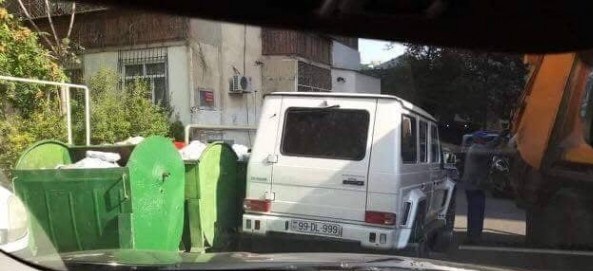 Bakıda “Galenvagen” sürücüsündən zibil kimi hərəkət – 99 DL 999 - FOTO