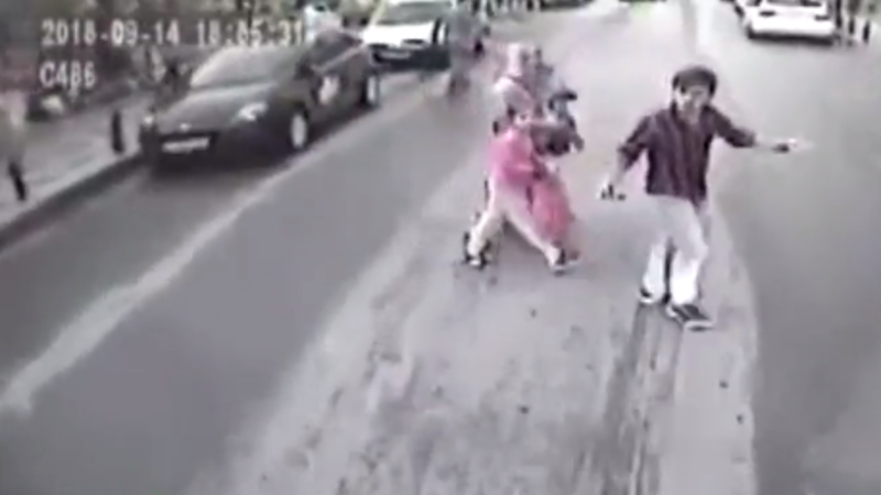 Piyadadan AĞLASIĞMAZ HƏRƏKƏT - Avtobusun şüşəsini sındırdı ki... - VİDEO