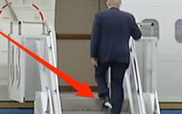 Təyyarəyə minərkən Trampın ayaqqabısına tualet kağızı yapışdı - Video
